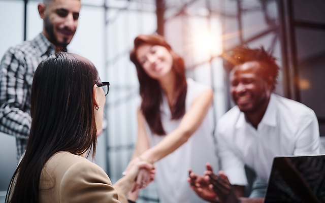 포토 JPG 해외이미지 직업 흑인 비즈니스 CEO 사업가 성공 실내 대화 사람 인종 손짓 여러명 성인 사무실 비즈니스맨 비즈니스우먼 자신감 발표 그룹 대표 종업원 집중 직원 면접 주인 혁명 경영 심각 정중 진짜 혼혈 중소기업 해외202309 해외포토 서양인 여자 남자 감정 다수 컨셉 회사 모션 말하기 내부 직장인 다문화 파일형식