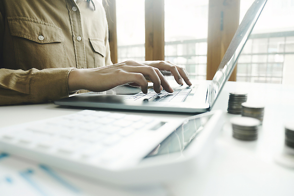 포토 JPG 해외이미지 직업 돈 회사 비즈니스 통계 설계 한명 금융 경제 노트북 전자제품 컴퓨터 저축 계산기 업무 계산 전문직 주식 분석 문서 투자 이익 수익 회계 경영 계좌 마케팅 세금 수입 예산 카운트 회계사 과세 비용 해외202309 해외포토 1 컨셉 문구용품 사람 장비 작업 재산 파일형식