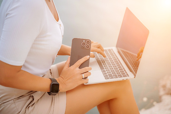 포토 JPG 해외이미지 직업 라이프스타일 여자 행복 바다 여행 컨셉 인터넷 비즈니스 텍스트 통신 휴가 직장 한명 사람 야외 여름 파란색 노트북 컴퓨터 뷰티 여행객 공책 타이핑 키보드 업무 네트워크 선베드 멀리 온라인 프리랜서 해외202309 해외포토 1 계절 감정 컬러 의자 회사 문구용품 생활 전자제품 작업 파일형식