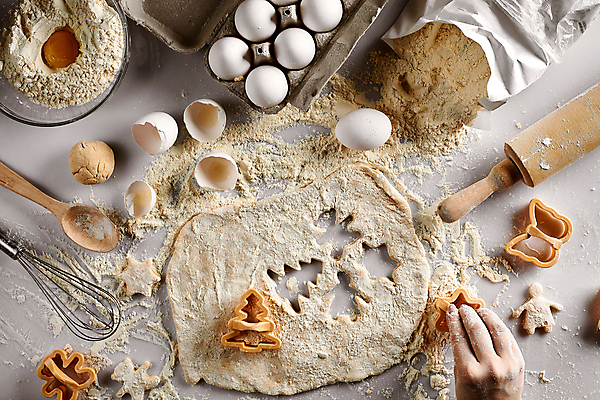 포토 JPG 해외이미지 손 실내 신체부위 하이앵글 쿠키 계란 도구 누름 지저분함 계란껍데기 반죽 밀가루 제빵 거품기 밀대 유리그릇 쿠키틀 제빵도구 해외202309 해외포토 그릇 뷰포인트 모션 유리 주방용품 디저트 사람 내부 제과제빵 알 감각 가루 파일형식