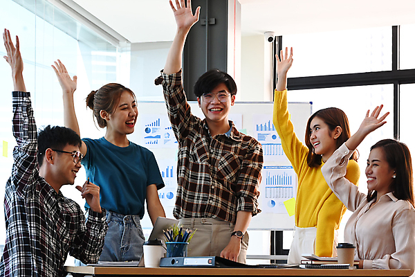 포토 JPG 해외이미지 여자 남자 행복 안경 비즈니스 창문 회의 함께함 앉기 여러명 상반신 성인 옆모습 노트북 손들기 비즈니스맨 비즈니스우먼 그룹 책상 직원 연필꽂이 화이트보드 성인만 해외202309 해외포토 잡화 감정 뷰포인트 가구 다수 컨셉 모션 문구용품 사람 전자제품 직장인 파일형식