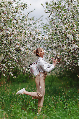 포토 JPG 해외이미지 나무 모델 헤어스타일 드레스 옷 공원 여자 꽃 행복 포즈 자연 한명 서기 사람 야외 초록색 금발 뷰티 유행 정원 맑음 봄 낭만 벚꽃 흰색 신선 화려 개화 사과 내추럴 배려 스타일 해외202309 해외포토 식물 1 계절 공공시설 감정 컬러 컨셉 과일 모션 날씨 생태계 파일형식