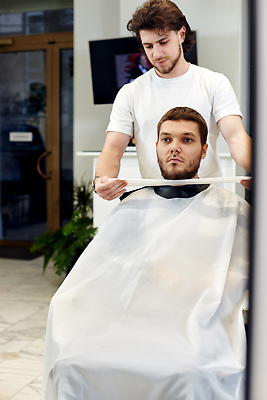 포토 JPG 해외이미지 식물 헤어스타일 응시 남자 앉기 상반신 성인 두명 앞모습 문 텔레비전 장비 화장지 망토 미용사 이발 이발소 성인남자만 해외202309 해외포토 직업 시선 뷰포인트 모션 사람 전자제품 뷰티샵 남자만 성인만 파일형식