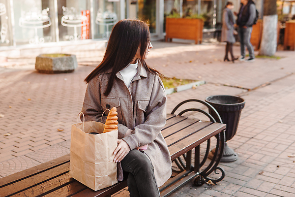 포토 JPG 해외이미지 백인 모델 학생 라이프스타일 긴머리 응시 옷 행복 감정 포즈 가방 비즈니스 청소년 성공 거리 갈색머리 한명 서기 웃음 사람 컵 스마트폰 핸드폰 유행 마시기 도시 우아함 커피잔 전화기 미녀 긍정 시티라이프 따뜻한음료 스타일 힙스터 해외202309 해외포토 서양인 1 헤어스타일 식기 시선 잡화 패션 커피 음료 컨셉 모션 잔 표정 생활 전자제품 스마트기기 미인 파일형식