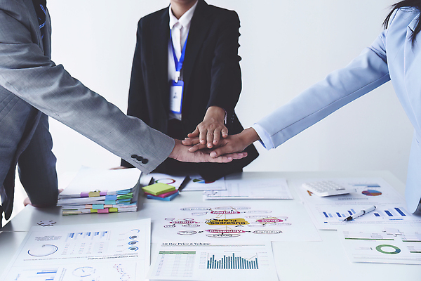 포토 JPG 해외이미지 직업 손 여자 남자 무기 컨셉 회사 비즈니스 손가락 성공 함께함 사람 사람없음 목재 친구 사무실 믿음 힘 우정 기도 잡기 업무 그룹 계획 연결 리더 커뮤니티 세미나 소셜 지원 통일 많음 해외202309 해외포토 나무 감정 재료 관계 모션 신체부위 작업 파일형식