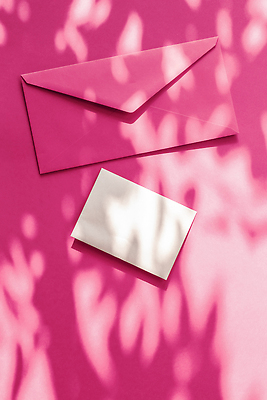 포토 JPG 해외이미지 종이 분홍색 편지봉투 그림자 사람없음 햇빛 그늘 감성 카피스페이스 해외202309 해외포토 컬러 컨셉 봉투 태양 공백 편지 파일형식