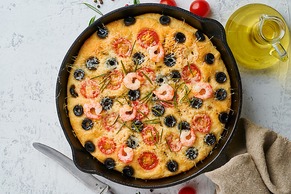 포토 JPG 해외이미지 전통 토마토 새우 피자 사람없음 나이프 이탈리아음식 올리브오일 올리브 로즈메리 포카치아 해외202309 해외포토 식기 열매 빵 채소 패스트푸드 서양음식 갑각류 칼 기름_음식 허브 파일형식