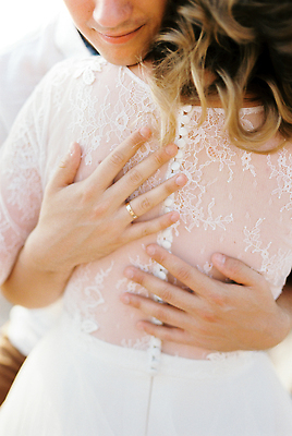 포토 JPG 해외이미지 백인 커플 드레스 신랑 결혼 셔츠 2 손가락 관계 버튼 결혼식 관리 두명 금발 흰색 반지 황금 닫기 해외202309 해외포토 서양인 헤어스타일 손 옷 컬러 상의 장신구 모션 사람 이벤트 파일형식