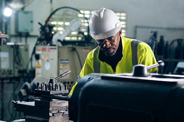 포토 JPG 해외이미지 남자 산업 공장 노동자 조명 작업복 한명 상반신 성인 빛 기계 과학기술 작업 엔지니어 안전모 성인남자한명만 해외202309 해외포토 직업 1 옷 공업 기술 사람 기술자 헬멧 안전장비 남자한명만 성인남자만 파일형식
