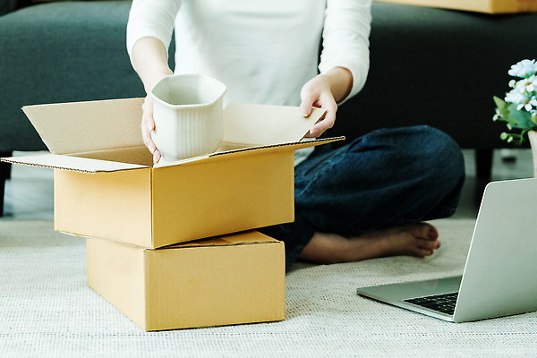 포토 JPG 해외이미지 여자 실내 한명 앉기 동양인 성인 노트북 쌓기 택배 택배상자 넣기 박스포장 온라인쇼핑몰 성인여자한명만 해외202309 해외포토 1 포장 모션 사람 인종 내부 전자제품 상자 운송업 쇼핑몰 온라인 여자한명만 성인여자만 파일형식