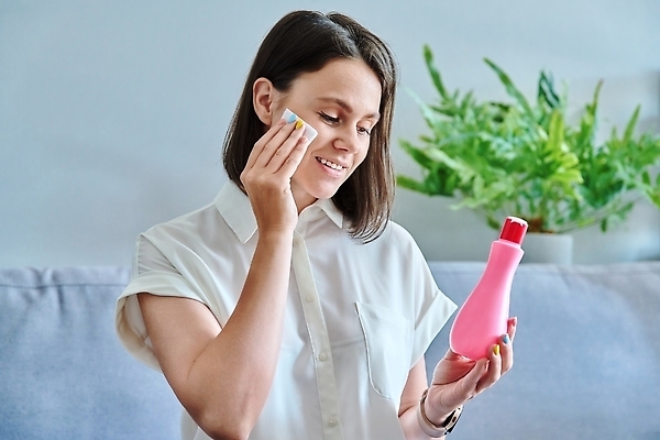 포토 JPG 해외이미지 백인 모델 직업 응시 여자 얼굴 신체 건강 한명 미소 치료 뷰티 유행 스파 화장품 신선 잡기 면 피부 순수 피부관리 부드러움 로션 스킨케어 내추럴 패드 돌봄 번 완벽 위생관리 신청 해외202309 해외포토 서양인 1 시선 빵 컨셉 의학 모션 표정 관리 사람 신체부위 감각 파일형식