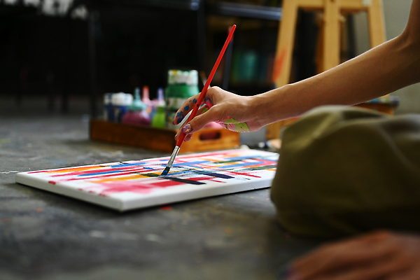 포토 JPG 해외이미지 손 남자 한명 상반신 성인 신체부위 물감 붓 그리기 그림 작품 캔버스 성인남자한명만 해외202309 해외포토 1 모션 미술 사람 미술도구 남자한명만 성인남자만 파일형식