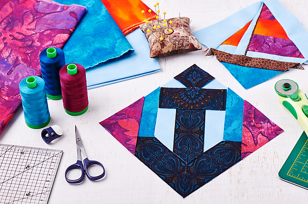 포토 JPG 해외이미지 디자인 조각 패턴 장신구 부분 자 취미 사람없음 장비 도구 직물 면 업무 바늘 조직 칼날 실 바느질 자르기 천 묘사 질감 회전 실타래 닻 골무 엘리먼트 커터 퀼트 핸드메이드 해외202309 해외포토 무늬 모션 문구용품 작업 파일형식