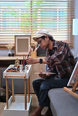 포토 JPG 해외이미지 전신 남자 액자 창문 미술 한명 앉기 동양인 성인 소파 물감 붓 블라인드 그리기 팔레트 물통 이젤 그림 캔버스 성인남자한명만 안경낌 트롤리 해외202309 해외포토 1 안경 의자 모션 문화예술 사람 인종 수레 미술도구 커튼 남자한명만 성인남자만 파일형식