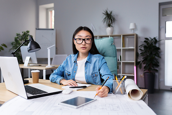 포토 JPG 해외이미지 응시 여자 화분 안경 화초 의자 도안 책장 한명 앉기 상반신 성인 앞모습 노트북 태블릿 사무실 공책 스탠드 기록 마우스 스마트 책상 연필꽂이 테이크아웃컵 성인여자한명만 해외202309 해외포토 식물 1 시선 잡화 뷰포인트 가구 컨셉 비즈니스 모션 문구용품 조명 사람 컵 전자제품 스마트기기 컴퓨터용품 여자한명만 성인여자만 파일형식