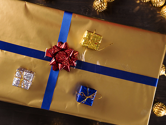 포토 JPG 해외이미지 리본 크리스마스 사람없음 선물상자 하이앵글 금색 오브젝트 오너먼트 해외202309 해외포토 기념일 뷰포인트 컬러 크리스마스장식 선물 상자 파일형식