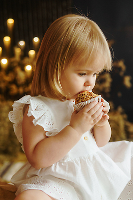 포토 JPG 해외이미지 백인 여자 탁자 부활절 오리 한명 들기 앉기 상반신 옆모습 아기 먹기 머핀 여자아기한명만 해외202309 해외포토 서양인 1 기념일 빵 뷰포인트 가구 모션 조류 사람 여자한명만 여자아기만 파일형식