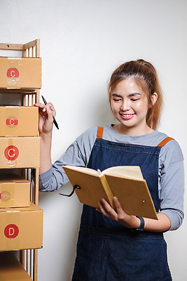 포토 JPG 해외이미지 직업 응시 여자 행복 인터넷 사업가 공장 청소년 성공 실내 한명 미소 사람 가로 노트북 태블릿 사무실 알약 세일 상점 업무 작업 비즈니스우먼 상품 종업원 창고 확인 경영자 온라인쇼핑 패키지 질서 획득 온라인 주인 짐싸기 마케팅 프리랜서 중소기업 해외202309 해외포토 1 시선 감정 컨셉 회사 비즈니스 공업 표정 내부 전자제품 스마트기기 쇼핑 약 예절 직장인 리더 파일형식