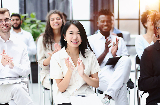 포토 JPG 해외이미지 직업 손 여자 남자 컨셉 비즈니스 부분 모션 회의 협력 노동자 함께함 실내 사람 앉기 인종 이벤트 여러명 글로벌 우정 흰색 축하 우승 발표 그룹 닫기 군중 연결 대표 강의 박수 커뮤니티 예복 감탄 세미나 줄서기 해외202309 해외포토 옷 컬러 다수 손짓 내부 신체부위 친구 최고 파일형식