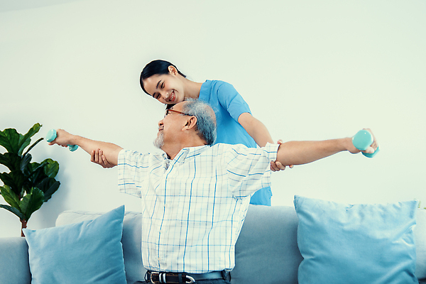 포토 JPG 해외이미지 여자 노년 남자 실내 서기 앉기 동양인 상반신 성인 앞모습 치료 실버라이프 마주보기 건강관리 힘 아령 환자 간호사 잡기 도움 손뻗기 간병인 노후건강 돌봄 돌봄서비스 해외202309 해외포토 직업 라이프스타일 뷰포인트 컨셉 의학 모션 건강 관리 사람 인종 내부 노후 의료진 서비스 파일형식