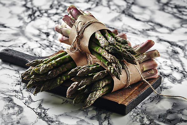 포토 JPG 해외이미지 도마 근접촬영 사람없음 묶기 아스파라거스 대리석 노끈 해외202309 해외포토 줄 뷰포인트 채소 재료 모션 주방용품 파일형식