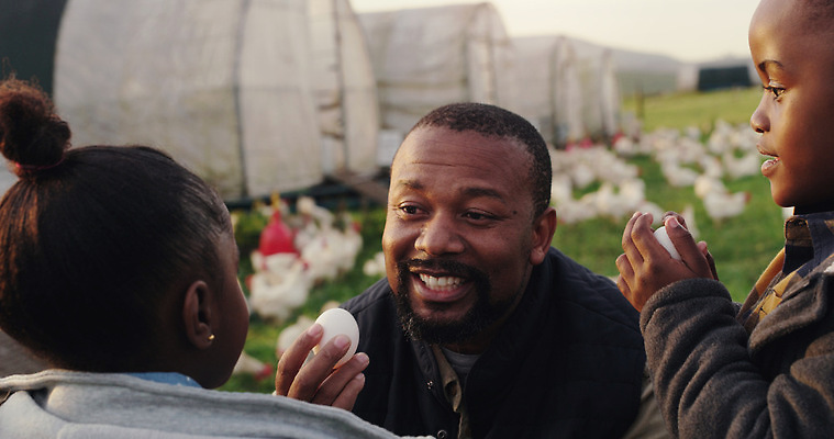 포토 JPG 해외이미지 주간 라이프스타일 여자 남자 어린이 들기 소년 상반신 성인 야외 앞모습 옆모습 뒷모습 세명 농장 계란 축산업 농부 전원생활 양계장 해외202309 해외포토 자연요소 직업 산업 뷰포인트 농업 모션 사람 생활 알 파일형식