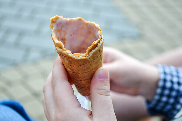 포토 JPG 해외이미지 손 남자 음식 백그라운드 일러스트 손가락 딸기 아이스크림 디저트 사람 사람없음 갈색 과자 초콜릿 냉동 얼음 우유 추위 흰색 신선 잡기 달콤 맛 상품 시원함 자르기 크림 오브젝트 국자 상쾌 팔 히스패닉 원뿔 와플 고립 바닐라 젤라또 맛있는 해외202309 해외포토 자연요소 도형 감정 컬러 컨셉 과일 모션 주방용품 유제품 신체부위 파일형식