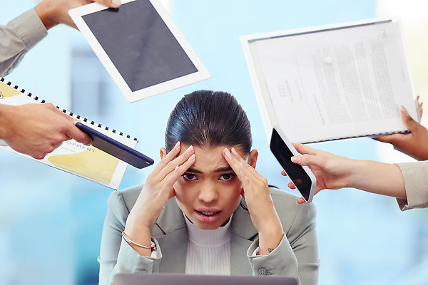 포토 JPG 해외이미지 서양인 손 여자 스트레스 피곤 한명 들기 상반신 성인 앞모습 신체부위 스마트폰 태블릿 사무실 비즈니스우먼 고민 주기 문서 업무과다 성인여자한명만 해외202309 해외포토 외국인 1 감정 뷰포인트 컨셉 비즈니스 모션 사람 전자제품 핸드폰 스마트기기 업무 직장인 여자한명만 성인여자만 파일형식