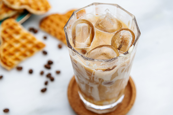 포토 JPG 해외이미지 커피 음료 음식 유리 탁자 디저트 건강 사람없음 컵 물 갈색 식당 초콜릿 냉동 얼음 어둠 카페 우유 추위 흰색 신선 칵테일 액체 달콤 맛 시원함 설탕 크림 큐브 상쾌 토핑 시럽 카푸치노 에스프레소 밀짚 쉐이크 와플 떨림 라떼 모카 스무디 카페인 캐러멜 맛있는 해외202309 해외포토 자연요소 식기 감정 컬러 가구 컨셉 모션 재질 유제품 주류 상점 짚 파일형식