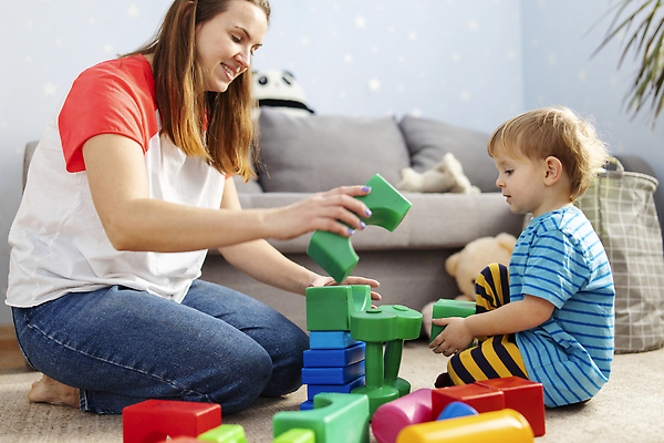 포토 JPG 해외이미지 백인 교육 행복 아들 어린이 2 장난 가족 놀이 엄마 벽돌 바닥 주택 함께함 실내 사랑 소년 두명 건물 부모 컬러풀 장난감 탑 블록 카펫 유치원 놀이방 기쁨 방 놀이터 큐브 개발 걸음마 돌봄 해외202309 해외포토 서양인 건축물 남자 감정 컬러 컨셉 관계 모션 사람 내부 파일형식
