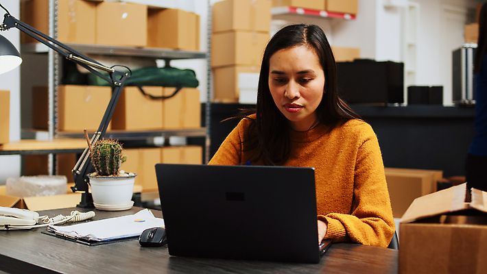 포토 JPG 해외이미지 여자 노동자 실내 한명 동양인 상반신 성인 앞모습 노트북 상자 타이핑 작업 물류창고 성인여자한명만 해외202309 해외포토 직업 1 뷰포인트 사람 인종 내부 전자제품 창고 여자한명만 성인여자만 파일형식