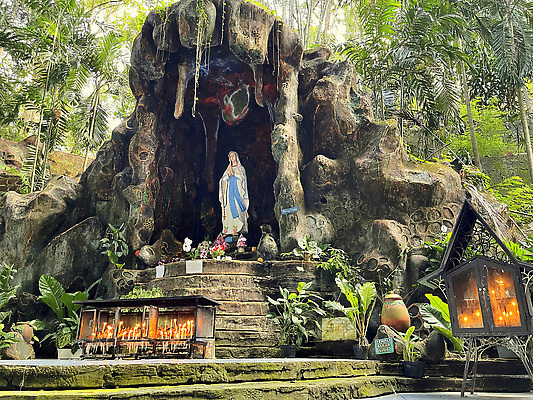 포토 JPG 해외이미지 식물 전통 꽃 기독교 종교 문화 여행 건축양식 자연 사람 동양인 사람없음 야외 조각상 뷰티 정원 기도 예수 동굴 집중 인도네시아 신성 묵주 랜드마크 해외202309 해외포토 건축 아시아 컨셉 종교용품 인종 조형물 신_종교 생태계 파일형식
