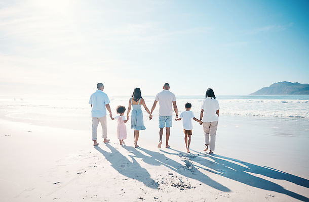 포토 JPG 해외이미지 전신 여자 할아버지 노년 남자 행복 할머니 어린이 여행 함께함 소년 여러명 성인 해변 뒷모습 모래사장 걷기 손잡기 해외202309 해외포토 감정 바다 뷰포인트 다수 컨셉 모션 사람 파일형식