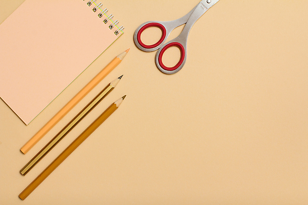 포토 JPG 해외이미지 문구용품 색연필 사람없음 스터디 연필 갈색 주황색 공책 공백 오브젝트 파스텔톤 해외202309 해외포토 컬러 학용품 학습 필기구 파일형식