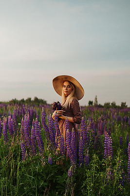 포토 JPG 해외이미지 응시 여자 잎 꽃밭 안기 한명 들기 상반신 성인 야외 뷰티 노을 허브 밀짚모자 내추럴 허브꽃 성인여자한명만 해외202309 해외포토 자연요소 식물 모자_잡화 1 시선 꽃 모션 사람 여자한명만 성인여자만 파일형식