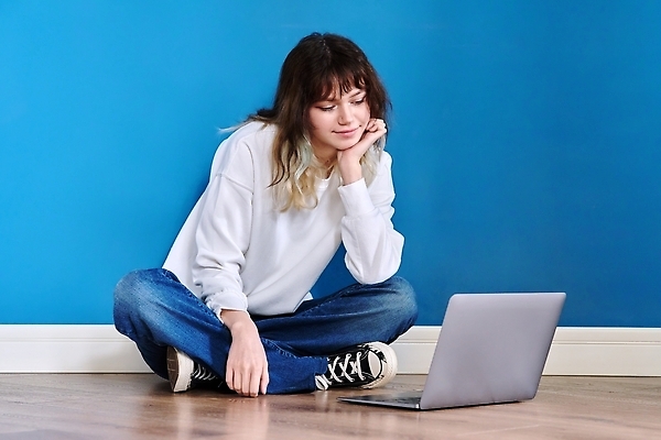 포토 JPG 해외이미지 백인 학생 라이프스타일 응시 여자 교육 행복 벽 백그라운드 컨셉 인터넷 통신 성공 바닥 한명 사람 앉기 10대 파란색 노트북 학습 컴퓨터 뷰티 스크린 업무 무선전화기 멀리 온라인 힙스터 카피스페이스 해외202309 해외포토 서양인 1 시선 패션 감정 컬러 모션 청소년 생활 전자제품 공백 작업 전화기 파일형식