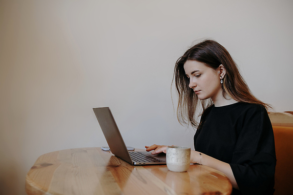 포토 JPG 해외이미지 학생 교육 인터넷 비즈니스 탁자 아이디어 실내 한명 사람 노트북 컴퓨터 사무실 공책 업무 비즈니스우먼 작업실 디자이너 종업원 프리랜서 해외202309 해외포토 직업 1 여자 가구 컨셉 문구용품 내부 전자제품 작업 직장인 파일형식