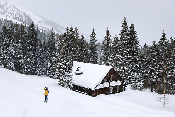 포토 JPG 해외이미지 나무 1 라이프스타일 유럽 길 여행 겨울 건축양식 자연 휴가 산 주택 한명 사람 취미 야외 건물 빛 걷기 카메라 환경 하이킹 장비 추위 흰색 소나무 숲 사진사 서리 북쪽 폴란드 슬로바키아 옛날 해외202309 해외포토 식물 건축물 계절 건축 나라 컬러 모션 레저 생활 전자제품 방향 작가 생태계 파일형식