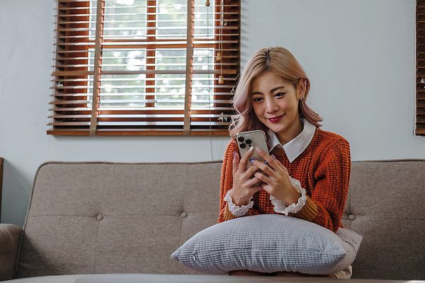 포토 JPG 해외이미지 라이프스타일 여자 행복 거실 인터넷 비즈니스 통신 모바일 휴식 주택 한국 실내 한명 사람 앉기 동양인 성인 노트북 스마트폰 핸드폰 컴퓨터 소파 뷰티 일본 중국 방 잡기 메시지 연결 사이버 무선전화기 스마트 온라인 리빙 해외202309 해외포토 1 감정 아시아 컨셉 의자 모션 인종 내부 건물 생활 전자제품 스마트기기 전화기 파일형식