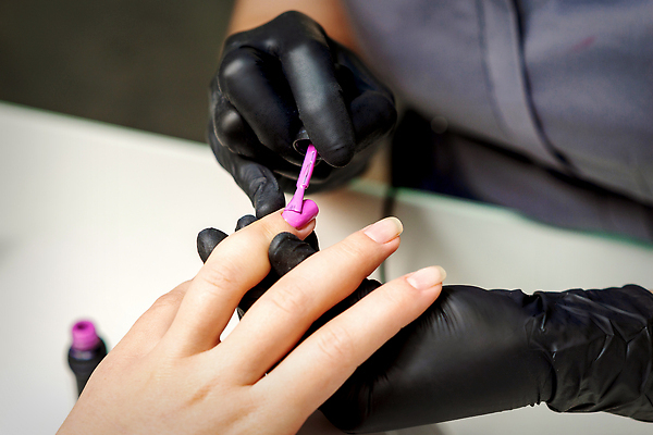 포토 JPG 해외이미지 손 장갑 백그라운드 관리 신체부위 붓 화려 손톱관리 피부 책상 매니큐어 바르기 해외202309 해외포토 잡화 가구 컨셉 모션 사람 화장품 네일아트 파일형식