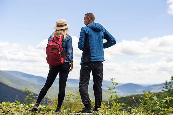 포토 JPG 해외이미지 전신 커플 여자 남자 여행 배낭 하늘 산 함께함 사랑 성인 야외 두명 뒷모습 여행객 하이킹 풀잎 성인만 해외202309 해외포토 감정 뷰포인트 컨셉 잎 가방 관계 레저 사람 풀_식물 파일형식