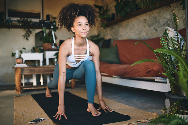 포토 JPG 해외이미지 직업 1 웰빙 스포츠 포즈 신체 요가 가족 휴식 아파트 주택 실내 건강 한명 운동복 운동 평화 고요 활발 휴게실 집중 연습 명상 주말 전사 돌봄 전용 진짜 해외202309 해외포토 옷 컨셉 관계 모션 사람 내부 건물 파일형식