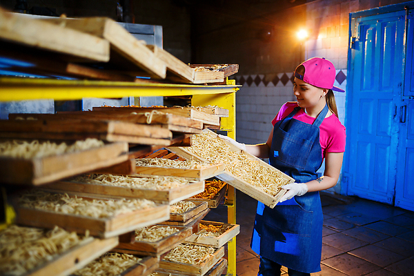 포토 JPG 해외이미지 여자 유니폼 공장 노동자 파스타 한명 들기 상반신 성인 앞모습 업무 제조 페투치네 성인여자한명만 해외202309 해외포토 직업 1 옷 뷰포인트 공업 모션 서양음식 사람 작업 파스타면 여자한명만 성인여자만 파일형식