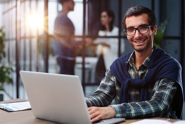 포토 JPG 해외이미지 백인 직업 1 라이프스타일 남자 행복 인터넷 창문 성공 직장 실내 미소 사람 앉기 인종 성인 세명 노트북 컴퓨터 사무실 독서 스크린 헤드폰 키보드 작업 비즈니스맨 자신감 연결 대표 종업원 스마트 책상 경영자 바쁨 경영 매각 정중 가상 현실 해외202309 해외포토 서양인 감정 음향기기 가구 컨셉 회사 비즈니스 모션 표정 내부 생활 전자제품 직장인 리더 파일형식