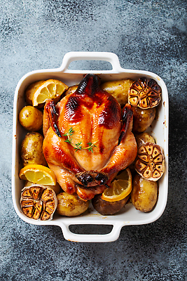 포토 JPG 해외이미지 크리스마스 사람없음 하이앵글 식사 닭고기 구이 레몬 캐서롤 해외202309 해외포토 기념일 음식 뷰포인트 과일 육류 용기_그릇 파일형식