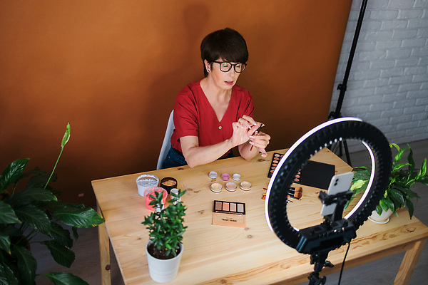 포토 JPG 해외이미지 여자 화분 안경 화초 전등 한명 들기 상반신 성인 옆모습 스마트폰 뷰티 화려 메이크업아티스트 아이섀도 메이크업브러쉬 수분크림 성인여자한명만 크리에이터 영상촬영 해외202309 해외포토 식물 직업 1 잡화 뷰포인트 컨셉 모션 조명 사람 핸드폰 스마트기기 촬영 화장품 붓 여자한명만 성인여자만 파일형식 1인미디어