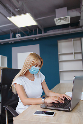 포토 JPG 해외이미지 직업 여자 교육 인터넷 비즈니스 사업가 노동자 직장 실내 건강 가면 한명 안전 노트북 컴퓨터 사무실 업무 비즈니스우먼 작업실 바이러스 보호 질병 위험 종업원 동료 예방 바쁨 전염 온라인 고용 전염병 프리랜서 코로나바이러스 해외202309 해외포토 1 컨셉 회사 의학 관계 사람 내부 전자제품 구직 작업 직장인 감염 채용 파일형식