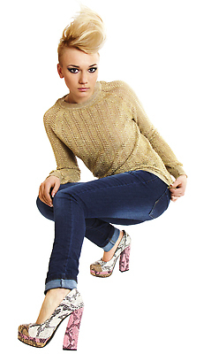 포토 JPG 해외이미지 백인 모델 1 헤어스타일 디자인 응시 드레스 여자 얼굴 컬러 실내 창조 미술 한명 사람 성인 세로 빛 뷰티 갈색 유행 검은색 흰색 표현 가운 화려 고급 우아함 피부 어깨 슛 고립 스타일 완전 해외202309 해외포토 서양인 시선 옷 컨셉 문화예술 내부 신체부위 파일형식