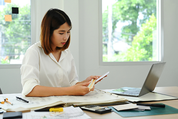 포토 JPG 해외이미지 여자 자 한명 상반신 성인 노트북 설계도 계산기 창가 삼각자 각도기 성인여자한명만 인테리어디자이너 해외202309 해외포토 직업 1 창문 문구용품 건설업 사람 전자제품 장비 여자한명만 성인여자만 파일형식