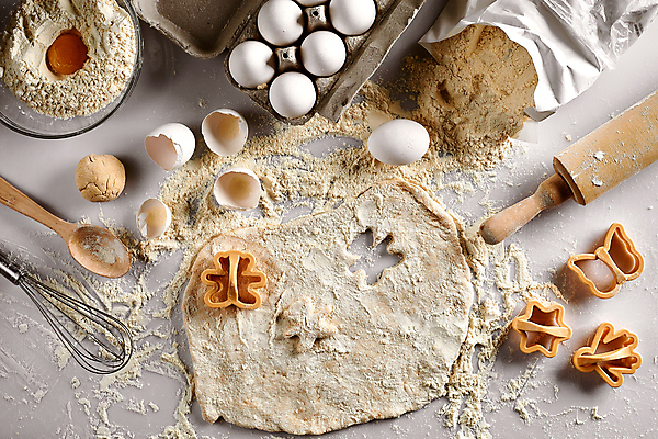 포토 JPG 해외이미지 실내 사람없음 하이앵글 계란 도구 지저분함 계란껍데기 반죽 밀가루 제빵 거품기 밀대 유리그릇 쿠키틀 제빵도구 해외202309 해외포토 그릇 뷰포인트 유리 주방용품 내부 제과제빵 알 감각 가루 파일형식